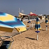 079 Zo tegen 12 uur gaat iederen weer van het strand af om te eten